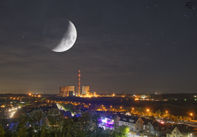 Mond ueber Kraftwerk bei Hamm